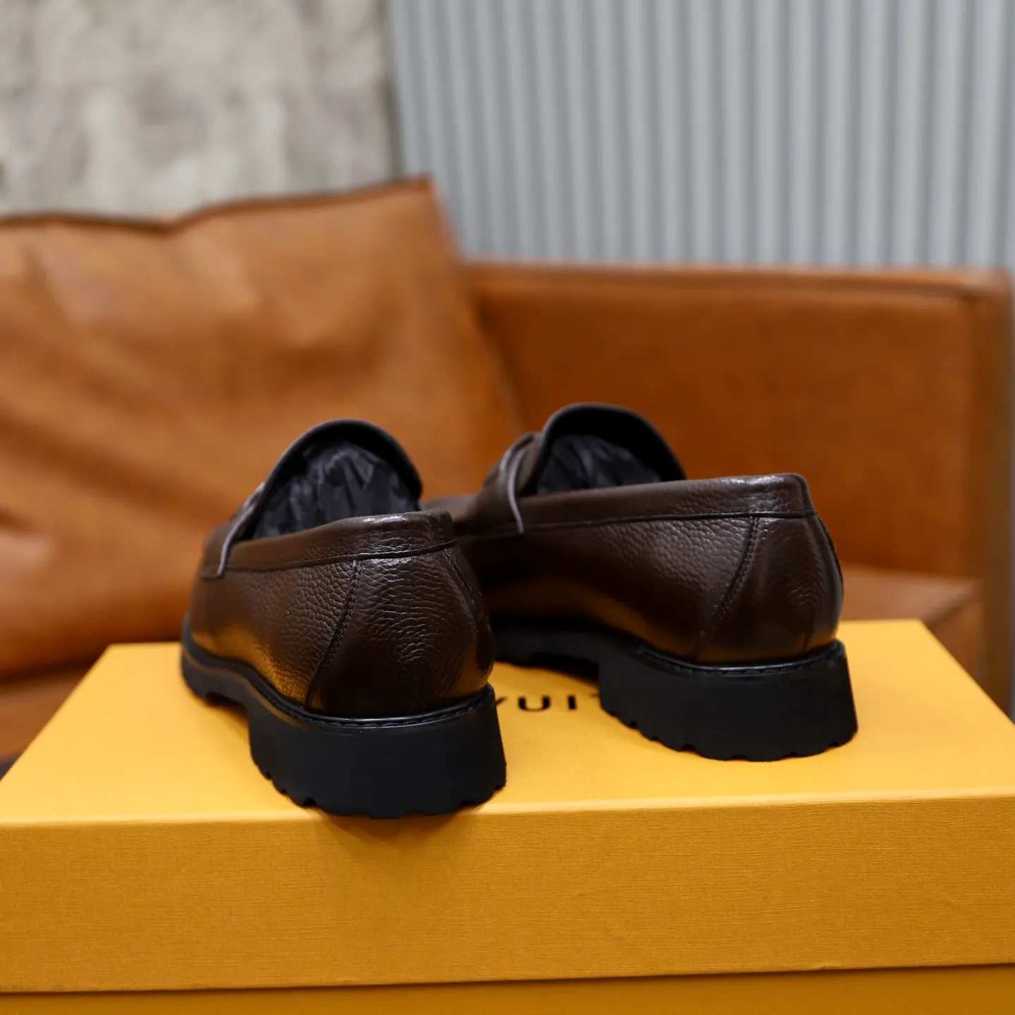 Men's men's shoes💰600💰Louis Vuitton LV men's classic Oxford shoes, men's business formal boutique leather shoes, classic style, almond kernel exquisite toe, ultimate art, the whole shoe is made of imported cow leather (open edge beads), carefully selected, fine pores, excellent gloss, soft texture, strong toughness, durable and not easy to deform, apricot calf leather lining, soft, comfortable, sweat-absorbent and breathable. Foam outsole, original box and dust bag packaging! Size: 38–44 (45/46 customized)